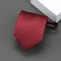 Vista detallada de corbata de rayas rojo oscuro, diseño práctico preanudado para ropa de negocios. - Estilo Texturizado / 8cm / Rojo Vino Oscuro