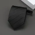 Vista detallada de una corbata negra con rayas y cremallera para ocasiones formales. - Estilo Rayado Oscuro / 8cm / Negro