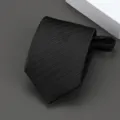 Vista cercana de una corbata negra de rayas con cremallera para trajes formales elegantes. - Estilo de Rayas Anchas / 8cm / Negro
