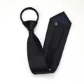Detalle de corbata negra, corbata delgada lisa para trabajo, diseno de cremallera facil. - Corbata Preanudada con Cremallera / 8cm / Negro Liso