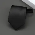 Vista detallada de una elegante corbata negra con cremallera para atuendo formal y de negocios. - Estilo Liso / 8cm / Negro