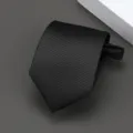 Detalle de corbata negra de rayas con cremallera, ideal para trajes formales de negocios y bodas. - Estilo Texturizado de Moda Clásica / 8cm / Negro