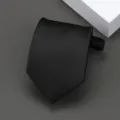 Primer plano del detalle de la corbata con cremallera y rayas negras, textura fina. - Estilo de Patrón de Líneas Finas / 8cm / Negro