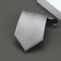 Vista detallada de una corbata gris con cremallera, corbata de negocios estrecha y preanudada. - Estilo de Patrón de Líneas Finas / 8cm / Gris claro