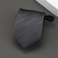 Primer plano de corbata negra de rayas con cremallera, tela texturizada de estilo práctico. - Estilo Rayado Oscuro / 8cm / Gris oscuro