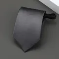Vista detallada de la corbata estrecha con cremallera gris oscura, mostrando fina textura diagonal. - Estilo de Patrón de Líneas Finas / 8cm / Gris oscuro