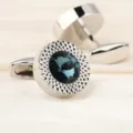 Vue en gros plan détaillée de boutons de manchette de luxe en métal argenté avec cristal bleu - Bleu Eau Ananas