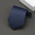 Primer plano de una corbata de cremallera azul marino con rejilla de rayas blancas, elegante. - Estilo a Cuadros (A018) / 8cm / Azul marino