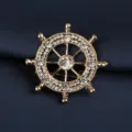 Moda hombre timon dorado estrass broche detalle primer plano traje solapa alfiler insignia - Timón (Caja de Regalo) / Broche de Timón Dorado
