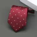Corbata con cremallera burdeos con topos blancos y sutil textura de cheurón para hombre de negocios. - Estilo Rayado Diagonal de Lunares / 8cm / Burdeos