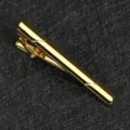 Pince à cravate classique en métal doré pour homme, design minimaliste élégant pour costume. - Or
