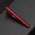 Gros plan détaillé d'une pince à cravate métallique rouge, accessoire élégant pour hommes. - Or Rose
