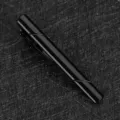 Détail de pince à cravate noire en métal, accessoire élégant pour homme au fini brillant et épuré. - Noir