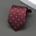 Corbata burdeos de lunares con cremallera y textura de espiga para atuendo de negocios. - Estilo Espiga con Lunares / 8cm / Burdeos