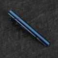 Gros plan detail d'une pince a cravate metallique bleu fonce au design minimaliste elegant. - Bleu saphir