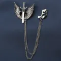 Nahaufnahme Detail der silbernen Schwert Flügel Strass Brosche mit Kette für Männer - Silberne Engelflügel & Schwert Brosche