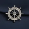 Exquisita broche de timon de barco con pedreria para hombres, elegante accesorio para traje. - Timón (Caja de Regalo) / Broche de Timón Plateado