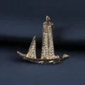 Detalle exquisito de broche de velero dorado, con pedrería brillante para hombre. - Velero (Caja de Regalo) / Broche de Velero Dorado