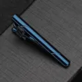Pince à cravate métallique bleu foncé en détail, accessoire formel classique pour hommes. - Tendance Mode - Bleu Royal