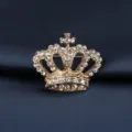 Exquisite goldfarbene Kronenbroche mit funkelnden klaren Strasssteinen, elegantes Anzugaccessoire. - Goldene Krone Brosche