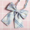 Detalle pajarita de cuadros uniforme JK japonés, corbata de tela azul y amarilla. - Pajarita / Cuadros Shengsheng