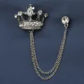 Silberne Herren Brosche mit Krone, Doppelkette und funkelnden Strasssteinen für Anzüge. - Silberne Krone Kette Brosche