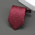 Detalle de corbata de espiga burdeos con lunetos blancos y diseño de cremallera práctico - Estilo Espiga con Lunares / 8cm / Burdeos