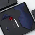 Vue détaillée du luxueux ensemble de cravates à carreaux bleus avec boutons de manchette. - Carreaux Classiques