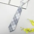 Vista en detalle de la corbata de uniforme escolar estilo JK japonés a cuadros azules. - Corbata / Cuadros Azul Cielo Amarillo
