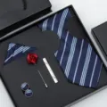 Coffret cadeau cravate homme rayée bleu avec boutons de manchette vue détaillée. - B35 Ensemble Coffret