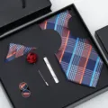 Détail du coffret cadeau cravate homme, motif à carreaux bleu et orange pour mariage. - Carreaux Bleu et Orange