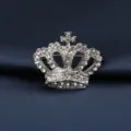 Detaillierte Nahaufnahme einer silbernen Strass-Kronenbrosche mit funkelnden Kristallen. - Silberne Krone Brosche