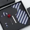 Ensemble cravate rayée bleue 6 pièces homme avec pochette, boutons de manchette et pince. - B45 Rayure Grise Ensemble Coffret