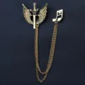 Goldene Metall Brosche Detail mit Flügeln, Schwert, Herz, Strass und doppelter Kette. - Goldene Engelflügel & Schwert Brosche