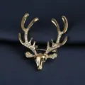 Detaillierte Nahaufnahme der eleganten goldenen Hirschkopf Brosche mit funkelnden Strass. - Goldenes Diamant Elch Brosche