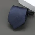 Primer plano de una corbata a rayas azul marino con cremallera y textura detallada fina. - Estilo Rayado Diagonal de Doble Línea / 8cm / Azul marino