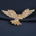Nahaufnahme einer goldenen Adlerbrosche mit glänzenden Strasssteinen, perfekt für Anzüge. - Goldenes Adler Brosche