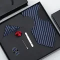 Vue detaillee de ensemble cravate rayee bleue pochette boutons de manchette homme. - T15 Rayure Bleue Ensemble Coffret