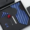 Detail de l'ensemble de cravate rayee bleue avec pochette, boutons de manchette et pince. - T22 Ensemble Coffret Classique