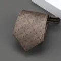 Detalle de primer plano de corbata con cremallera y lunares marrones texturizados. - Estilo Texturizado de Lunares / 8cm / Marrón
