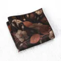 Gedetailleerd overzicht van heren pochette met vintage bloemenpatroon en zijde textuur. - Zwart Herfst Tak