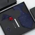 Ensemble cravate bleue homme avec poche, pince à cravate, boutons de manchette et rose. - T-61 Point Blanc Ondulé Ensemble Coffret