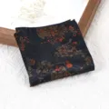 Gedetailleerd uitzicht op een vintage bloemige pochet, heren zijde pak zakdoek. - Tuindroom Borstzakdoek