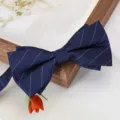 Gros plan sur le detail du noeud papillon raye bleu marine avec texture et double couche. - Nœud Papillon Rayé Bleu Élégant