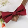 Nœud papillon uni bordeaux pour homme, accessoire de mariage en tissu texturé classique. - Nœud Papillon Petit Pois Grille Rouge Vin