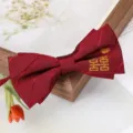 Gros plan détaillé d'un nœud papillon de mariage bordeaux avec broderie dorée double bonheur. - Noeud Papillon Carré Double Bonheur Chinois Sergé Rouge Vin
