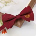 Gros plan sur le nœud papillon bordeaux de mariage avec broderie dorée de double bonheur. - Noeud Papillon Rond Double Bonheur Chinois Sergé Rouge Vin