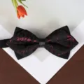 Farfallina uomo formale appuntita con motivo nero e rosso vino, ideale matrimonio e lavoro. - Farfallino con Motivo Elegante