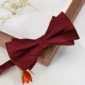 Nœud papillon rouge bordeaux pour homme, accessoire de costume de mariage en tissu texturé. - Nœud Papillon Jacquard Asymétrique Rouge Vin Profond