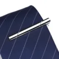 Pince à cravate en métal argenté pour hommes costume d'affaires accessoire minimaliste. - Argent